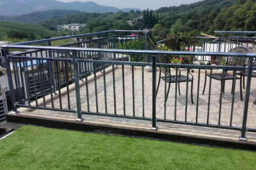 鋅鋼陽(yáng)臺(tái)護(hù)欄在應(yīng)用設(shè)計(jì)上有哪些優(yōu)勢(shì)？